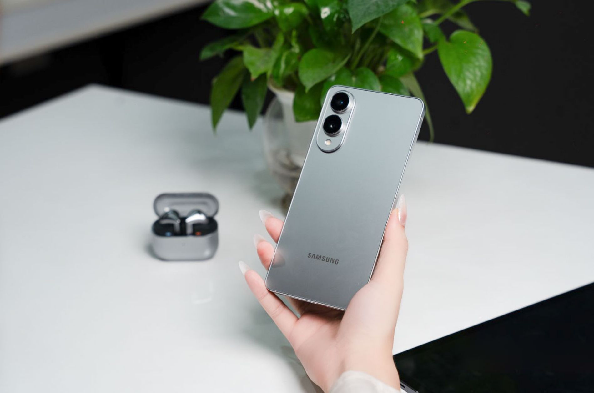 Hình ảnh cho danh mục Khám phá camera Galaxy S25 Edge: Selfie, quay video, chụp đêm đỉnh miễn bàn!